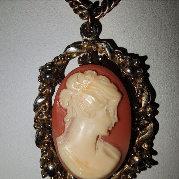 Vintage Art Nouveau Cream Cameo Necklace 14" - Picture 5 of 5